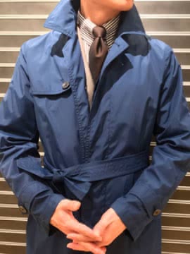 ブルーのコート×ベージュ系スーツ
