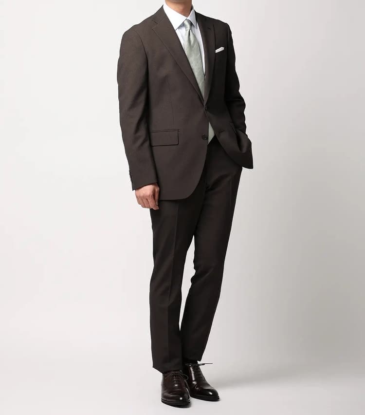 ブラウンスーツ グリーンネクタイ