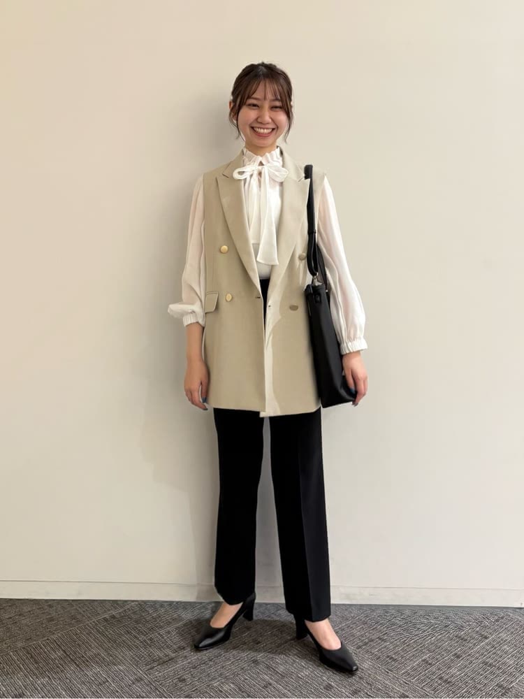 フリルブラウス ジレ 黒 ストレートパンツ