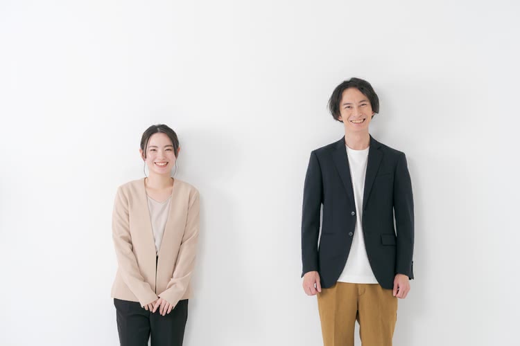 顔合わせの服装の男女