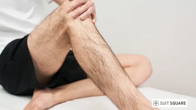 メンズの全身脱毛について膝を抱えて考える男性