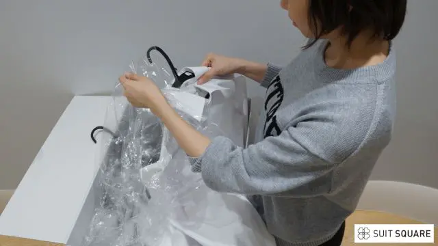 荷物を取り出している女性のイメージ画像