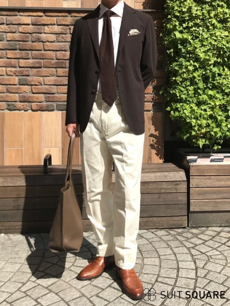 軽量セットアップのメンズ夏オフィスカジュアルスタイル