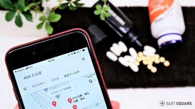 AGAクリニックをスマホで探す男