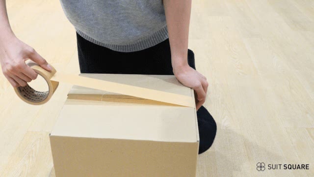 段ボールに荷造りをしている画像