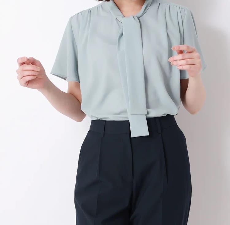 首元にデザインが施されたトップス