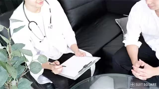 医師に相談する男性