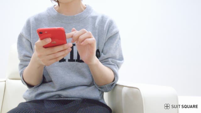 スマホを触る女性