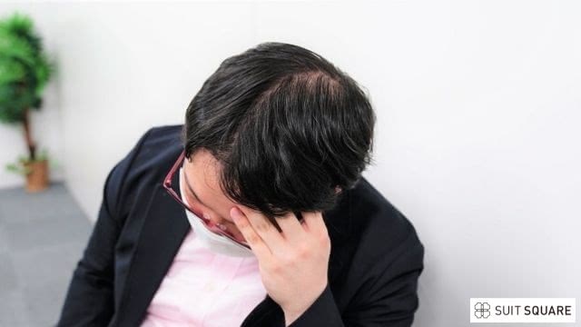 薄毛の原因に悩む男性