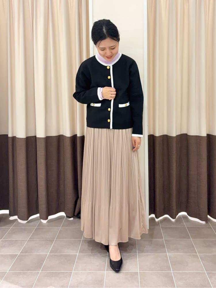 黒 ニットジャケット ベージュ プリーツスカート