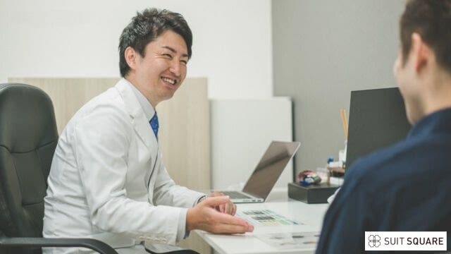 薄毛の原因について答える医師