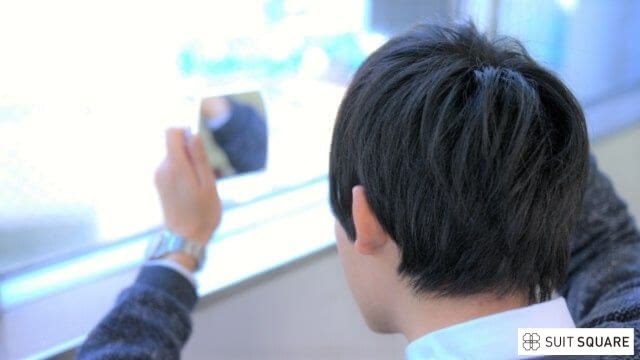 薄毛を心配する男性