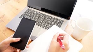 料金をチェックしている画像