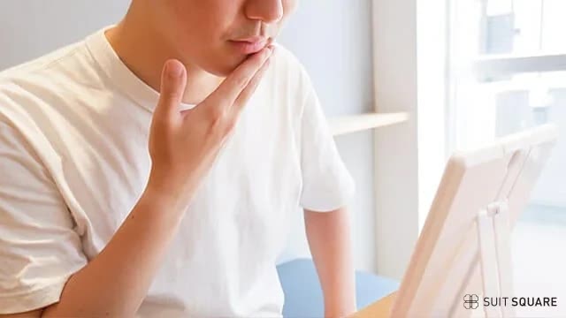 髭を触る男性